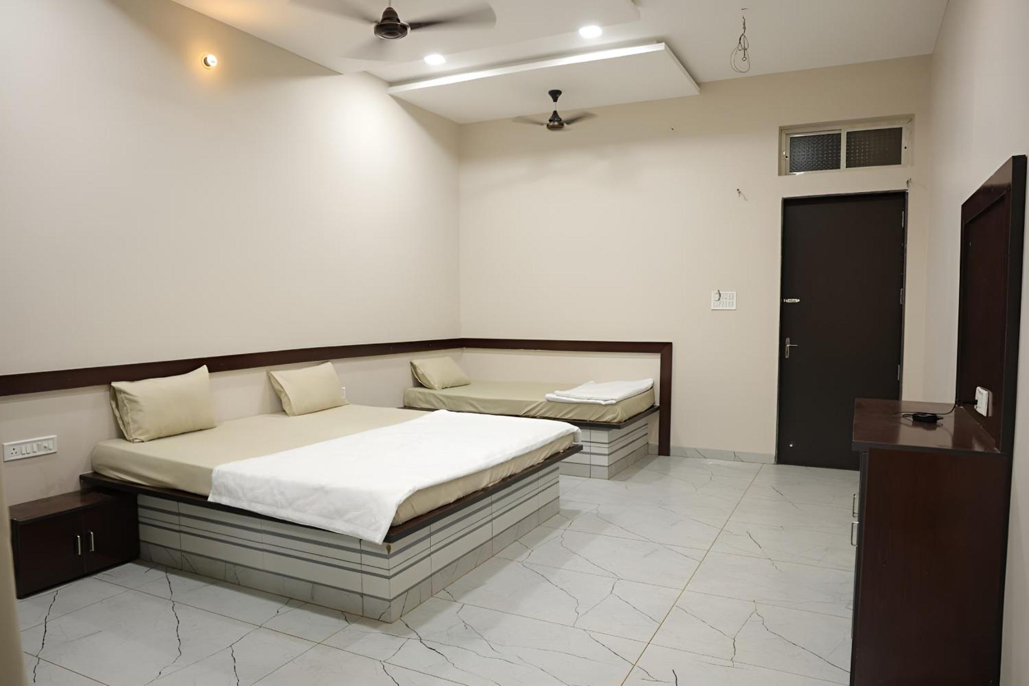Navkar Palace Hotel & Resort, Sanawad エクステリア 写真