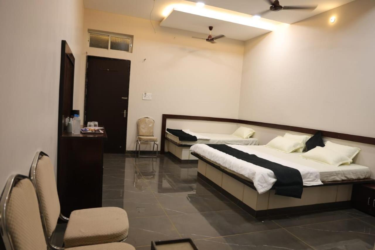 Navkar Palace Hotel & Resort, Sanawad エクステリア 写真