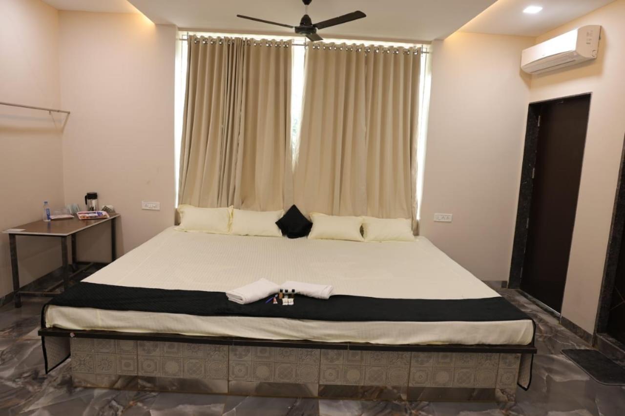 Navkar Palace Hotel & Resort, Sanawad エクステリア 写真