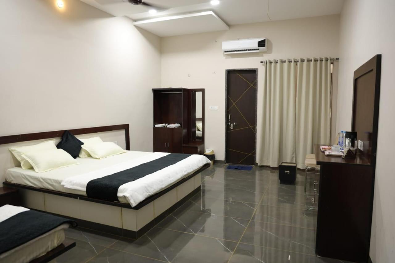 Navkar Palace Hotel & Resort, Sanawad エクステリア 写真